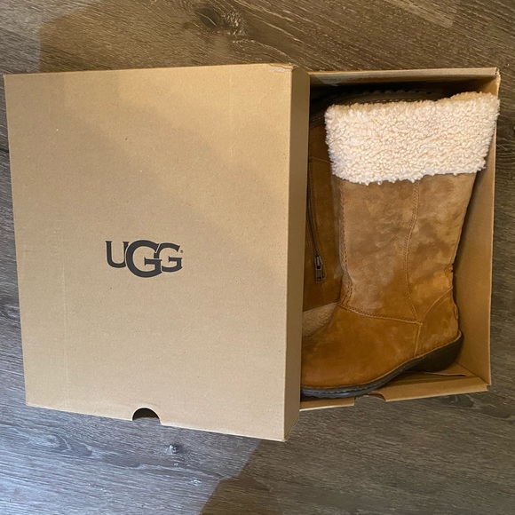 UGG Shoes - NIB ugg women’s size 6 boots